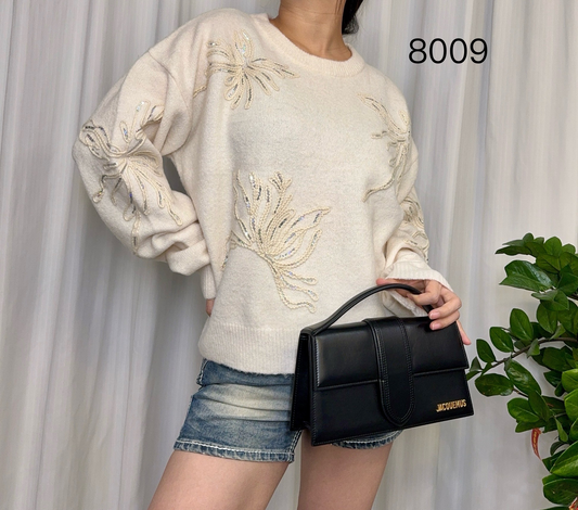 Women's fashion long-sleeved sweater.