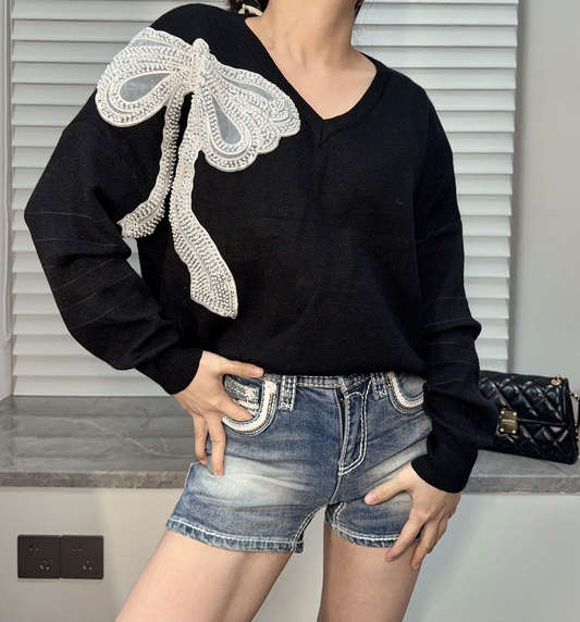 Women's fashion V-neck long-sleeved sweater.