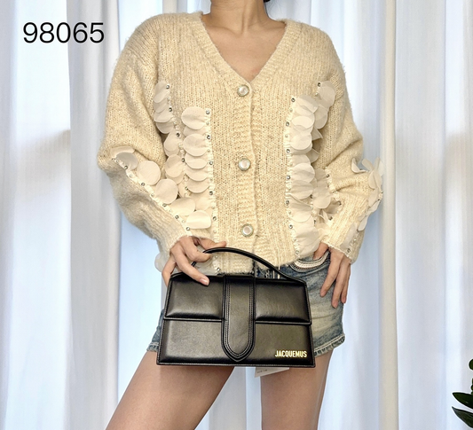 Women's fashion V-neck long-sleeved sweater cardigan.